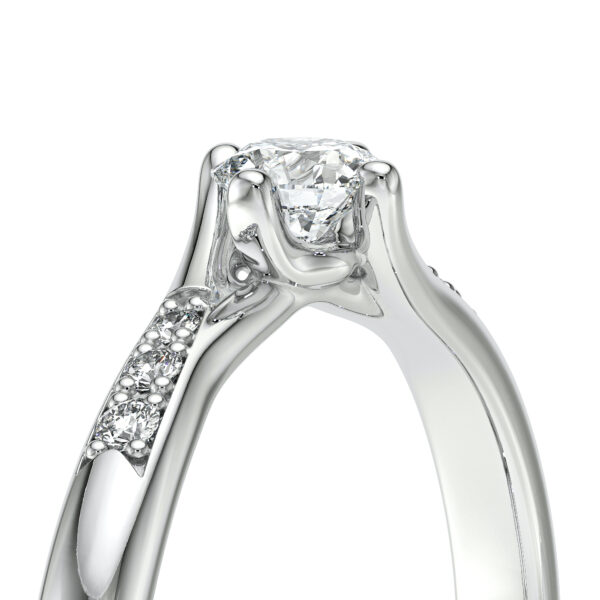 Solitaire accompagné en diamants et en or blanc 18 carats orné de diamants de pavage sur le corps de bague