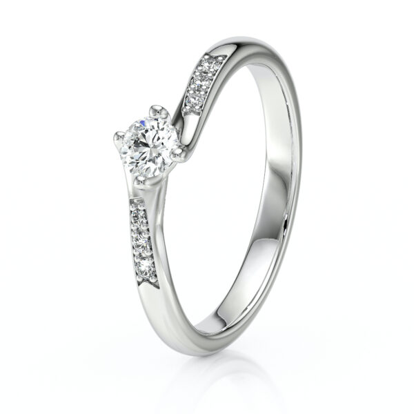 Solitaire accompagné en diamants et en or blanc 18 carats orné de diamants de pavage sur le corps de bague
