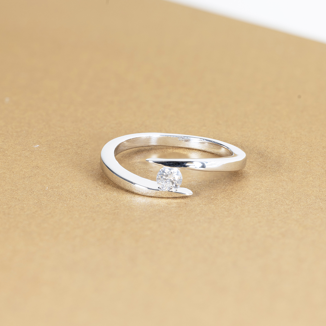 Bague en argent élégante avec un design moderne, mettant en valeur un diamant rond brillant, parfaite pour un cadeau ou une occasion spéciale, modèle + diamant.