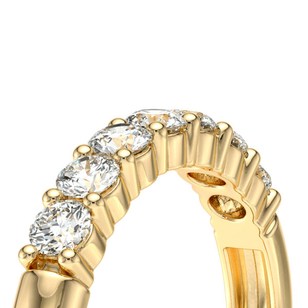 Bague en or jaune ornée de diamants, présentant un design élégant avec plusieurs diamants ovales brillants en file. Idéale pour une proposition de mariage ou comme un bijou de luxe pour une occasion spéciale. Modèle avec finition polie et détails raffinés, mettant en avant la brillance des pierres précieuses. Parfaite pour compléter une collection de bijoux.