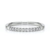 Bague en argent classique ornée de diamants, présentant un design élégant avec des diamants brillants alignés, parfait pour un mariage ou une occasion spéciale, modèle intemporel avec un éclat exceptionnel.