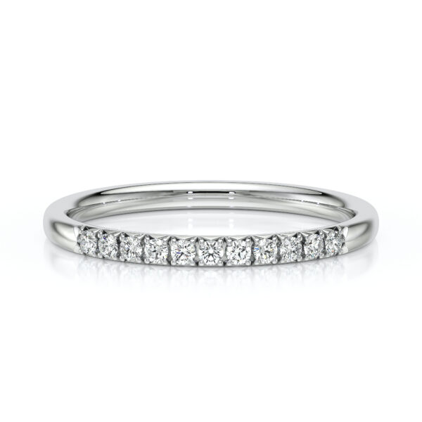 Bague en argent classique ornée de diamants, présentant un design élégant avec des diamants brillants alignés, parfait pour un mariage ou une occasion spéciale, modèle intemporel avec un éclat exceptionnel.