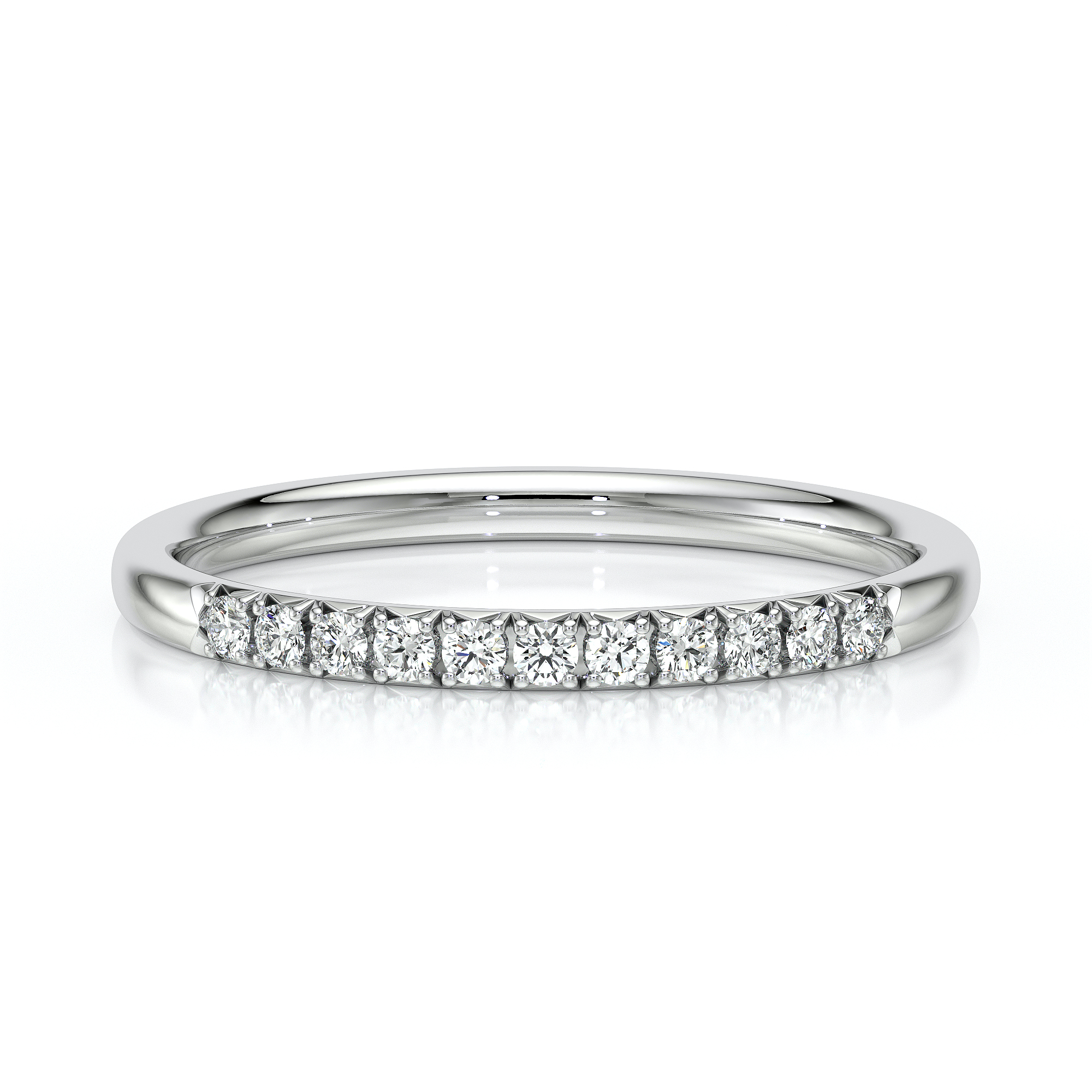 Bague en argent classique ornée de diamants, présentant un design élégant avec des diamants brillants alignés, parfait pour un mariage ou une occasion spéciale, modèle intemporel avec un éclat exceptionnel.