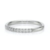 Bague en or blanc, ornée de diamants brillants, présentant un design élégant et moderne parfait pour un engagement ou une occasion spéciale. Modèle classique + diamant, idéal pour les amateurs de joaillerie raffinée et intemporelle.