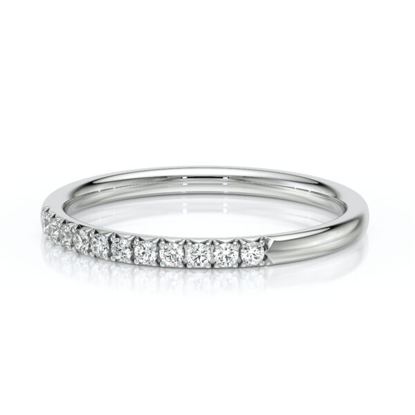 Bague en or blanc, ornée de diamants brillants, présentant un design élégant et moderne parfait pour un engagement ou une occasion spéciale. Modèle classique + diamant, idéal pour les amateurs de joaillerie raffinée et intemporelle.
