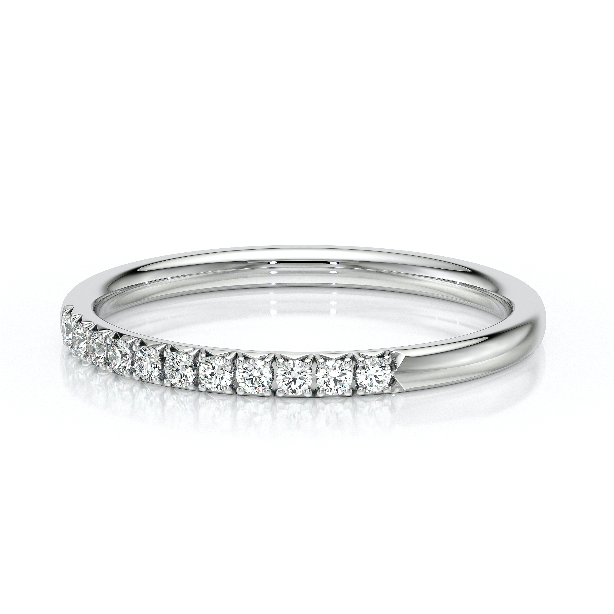 Bague en or blanc, ornée de diamants brillants, présentant un design élégant et moderne parfait pour un engagement ou une occasion spéciale. Modèle classique + diamant, idéal pour les amateurs de joaillerie raffinée et intemporelle.
