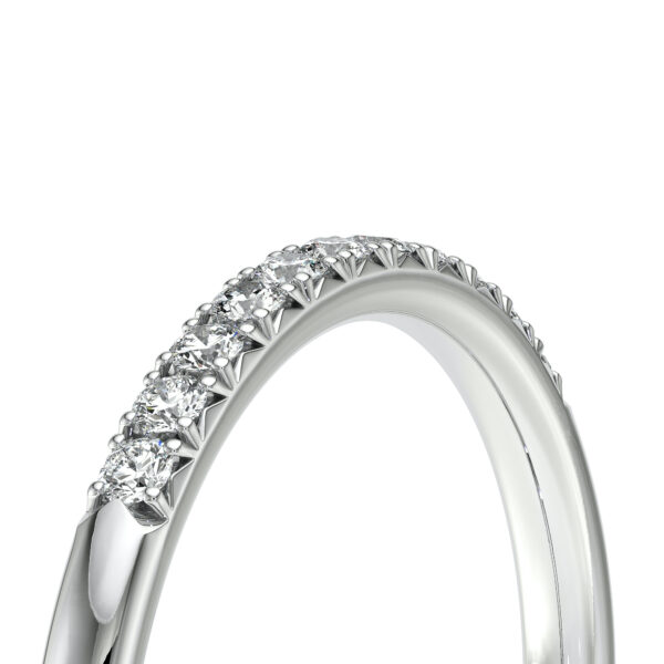 Bague en diamant en or blanc, ornée de plusieurs diamants étincelants, mettant en valeur un design élégant et moderne. Cette bague est parfaite pour un engagement ou une occasion spéciale, offrant un éclat sublime grâce à ses pierres précieuses soigneusement disposées pour un maximum de brillance. Modèle de bague intemporelle avec un style sophistiqué, idéale pour les amoureux du luxe et de la haute joaillerie.