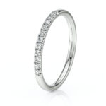 Bague en or blanc délicate ornée de diamants, modèle moderne avec un pavé de diamants scintillants, ajoutant une touche d'élégance et de luxe. Idéale pour des occasions spéciales comme les fiançailles ou les anniversaires, cette bague associe brillance intemporelle et sophistication.