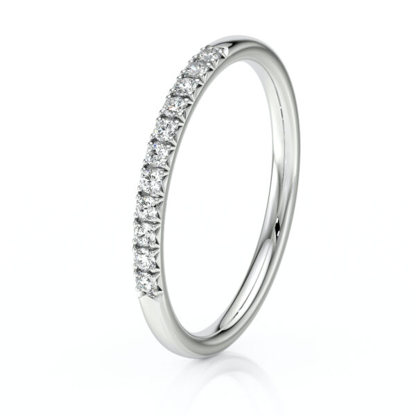 Bague en or blanc délicate ornée de diamants, modèle moderne avec un pavé de diamants scintillants, ajoutant une touche d'élégance et de luxe. Idéale pour des occasions spéciales comme les fiançailles ou les anniversaires, cette bague associe brillance intemporelle et sophistication.