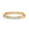 Bague en or jaune ornée de diamants brillants, modèle élégant et moderne, parfaite pour les fiançailles ou comme alliance, avec un design délicat et scintillant qui met en valeur la beauté des pierres précieuses.