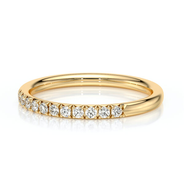 Bague en or jaune ornée de diamants brillants, modèle élégant et moderne, parfaite pour les fiançailles ou comme alliance, avec un design délicat et scintillant qui met en valeur la beauté des pierres précieuses.