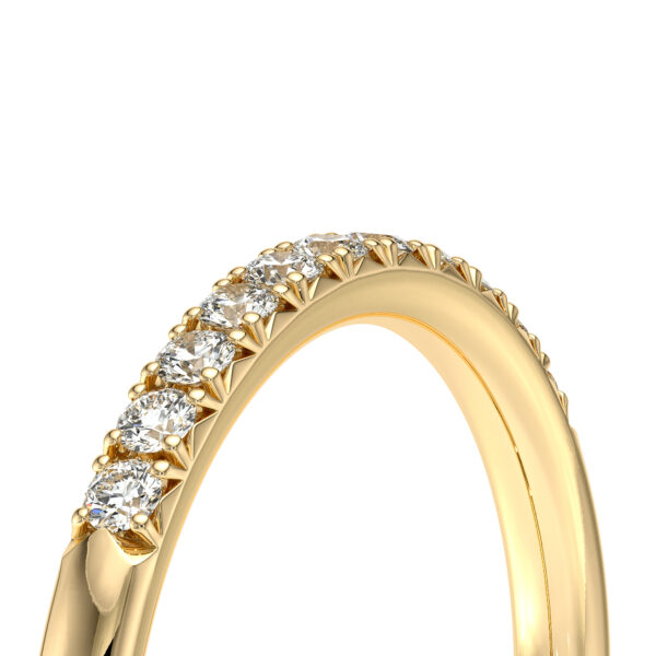 Bague en or jaune ornée de diamants, avec un design élégant et moderne, présentant plusieurs diamants brillants sertis sur le dessus et une bande lisse et polie. Idéale pour les fiançailles ou les occasions spéciales, ce modèle intemporel et sophistiqué est parfait pour exprimer l'amour et l'engagement.