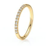 Bague en or jaune délicatement ornée de diamants brillants. Cette alliance élégante est idéale pour symboliser l'amour éternel, parfaite pour un engagement ou une célébration spéciale. Modèle 2023 + diamant.