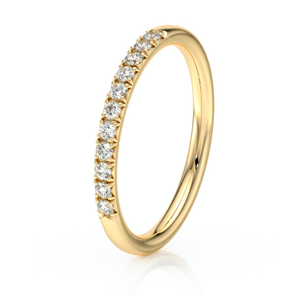 Bague en or jaune délicatement ornée de diamants brillants. Cette alliance élégante est idéale pour symboliser l'amour éternel, parfaite pour un engagement ou une célébration spéciale. Modèle 2023 + diamant.