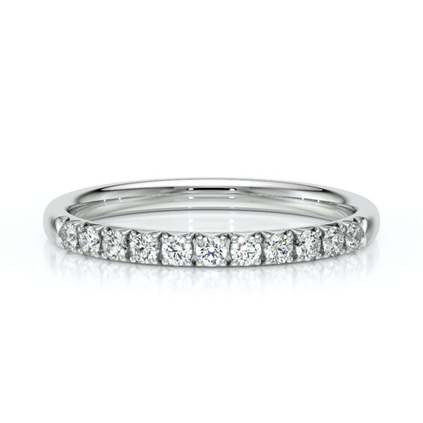 Bague en or blanc ornée de diamants, modèle avec diamants en taille brillant sertis sur toute la circonférence, idéale comme bague de fiançailles ou d'anniversaire. Élégante et intemporelle, elle reflète la lumière avec éclat, offrant une brillance exceptionnelle. Parfaite pour les occasions spéciales ou comme pièce de joaillerie quotidienne.