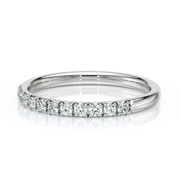 Bague en or blanc ornée de diamants, modèle délicat et élégant, parfaite pour une bague d'engagement ou d'anniversaire, avec une finition brillante et une rangée de diamants ronds étincelants.