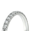 Bague en or blanc sertie de diamants taillés en brillant, présentant un design élégant avec une rangée de diamants en relief qui ajoutent un éclat exceptionnel, parfaite pour des occasions spéciales comme les fiançailles ou un cadeau romantique.