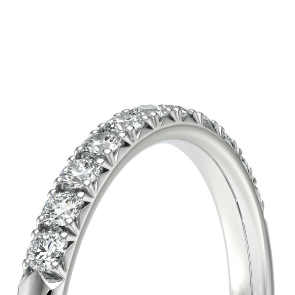 Bague en or blanc sertie de diamants taillés en brillant, présentant un design élégant avec une rangée de diamants en relief qui ajoutent un éclat exceptionnel, parfaite pour des occasions spéciales comme les fiançailles ou un cadeau romantique.