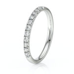 Bague en or blanc sertie de diamants ronds disposés avec élégance sur tout le pourtour, ajoutant une touche d'éclat, parfaite pour une proposition de mariage ou un cadeau spécial, modèle classique et intemporel, diamant