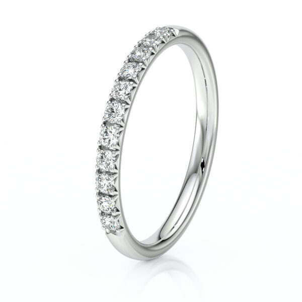Bague en or blanc sertie de diamants ronds disposés avec élégance sur tout le pourtour, ajoutant une touche d'éclat, parfaite pour une proposition de mariage ou un cadeau spécial, modèle classique et intemporel, diamant