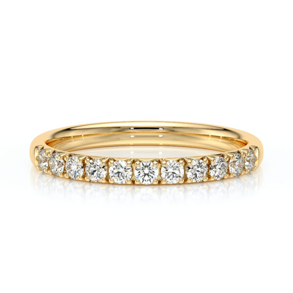 Bague en or jaune ornée de diamants éclatants, présentant une finition lisse et brillante. Cette bague délicate, idéale pour des fiançailles ou des occasions spéciales, évoque l'élégance avec ses diamants disposés en rangée sur toute la circonférence. Modèle et diamant, parfait pour un look chic et intemporel.