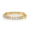 Bague en or jaune avec un motif élégant, ornée de diamants brillants en ligne, idéale pour une occasion spéciale comme un mariage ou un anniversaire, mettant en valeur à la fois le design contemporain et le classique, ajoutant une touche d'éclat à toute collection de bijoux.