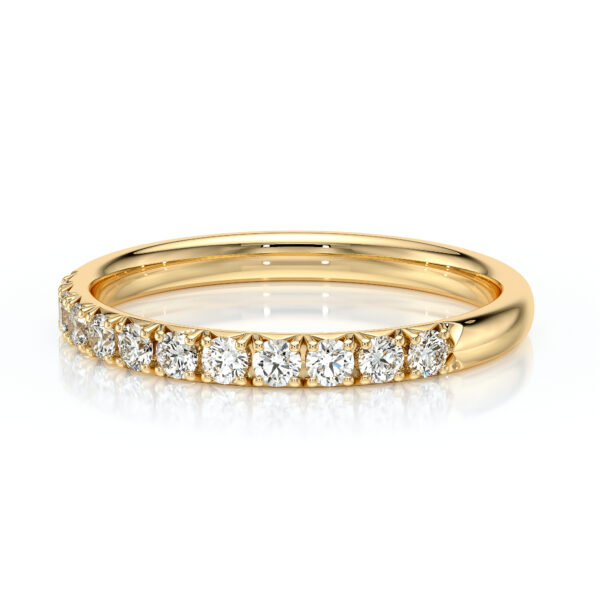 Bague en or jaune avec un motif élégant, ornée de diamants brillants en ligne, idéale pour une occasion spéciale comme un mariage ou un anniversaire, mettant en valeur à la fois le design contemporain et le classique, ajoutant une touche d'éclat à toute collection de bijoux.