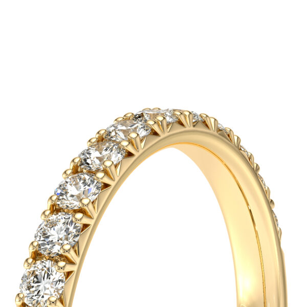 Bague en or jaune ornée de diamants sertis dans un design élégant avec des pointes, idéale pour une proposition de mariage ou une occasion spéciale, mettant en avant son éclat et sa brillance exceptionnelle. Modèle avec diamant.