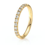 Bague en or lumineux ornée de diamants ronds, modèle élégant et chic, parfaite pour une proposition, une occasion spéciale ou un bijou de tous les jours, ajoutant une touche de luxe et d'éclat à toute tenue.