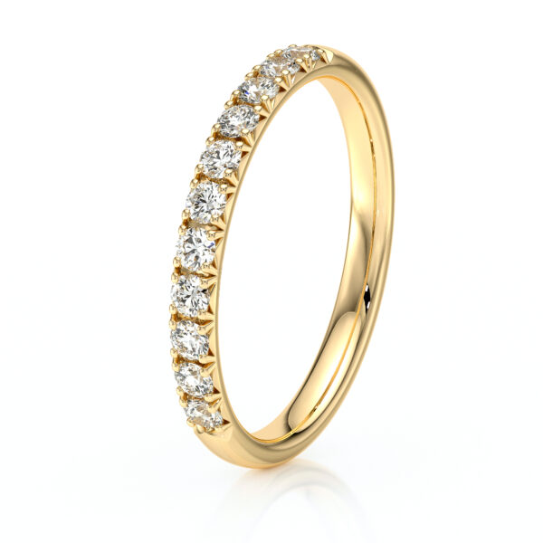 Bague en or lumineux ornée de diamants ronds, modèle élégant et chic, parfaite pour une proposition, une occasion spéciale ou un bijou de tous les jours, ajoutant une touche de luxe et d'éclat à toute tenue.