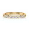 Bague en or jaune délicate sertie de diamants ronds, affichant une brillance éclatante, idéale pour les fiançailles ou comme bijou de tous les jours. Design élégant et moderne, cette bague avec diamants embellit chaque main avec son éclat intemporel.