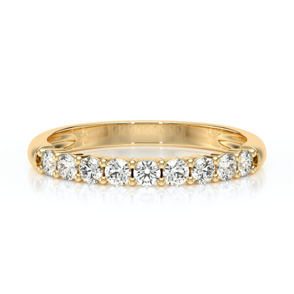 Bague en or jaune délicate sertie de diamants ronds, affichant une brillance éclatante, idéale pour les fiançailles ou comme bijou de tous les jours. Design élégant et moderne, cette bague avec diamants embellit chaque main avec son éclat intemporel.