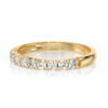 Bague en or jaune ornée de plusieurs diamants ronds étincelants, présentée sous un angle pour mettre en valeur son design élégant. Cette bague est parfaite pour des occasions spéciales, symbolisant l'amour et l'engagement, tout en ajoutant une touche de luxe à votre style.