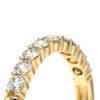 Bague en or jaune ornée de diamants, présentant un design élégant avec des pierres précieuses disposées de manière envoûtante, idéale pour un cadeau spécial ou une occasion mémorable. Cette bague est parfaite pour symboliser l'amour éternel avec ses diamants scintillants et son éclat lumineux.