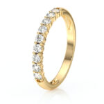 Bague en or jaune élégante ornée de diamants brillants, modèle avec une ligne continue de pierres précieuses, parfaite pour les fiançailles ou un cadeau spécial, l'alliance de sophistication et de luxe, bijou intemporel.