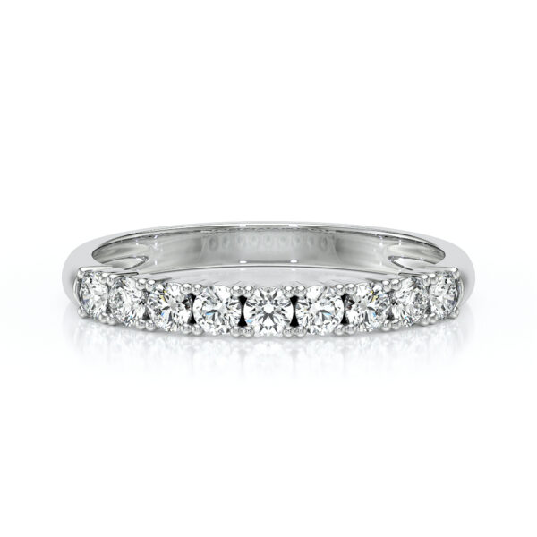 Bague en or blanc avec diamants scintillants en ligne, modèle délicat et élégant, parfaite pour les fiançailles ou les occasions spéciales. Cette bague met en valeur des pierres précieuses de haute qualité, offrant un éclat irrésistible et un design contemporain.