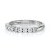 Bague en or blanc avec un design élégant, ornée de plusieurs diamants ronds scintillants, idéale pour une promesse ou un cadeau spécial. Ce modèle avec diamants est parfait pour les occasions romantiques, mettant en avant la finesse artisanale et la brillance des pierres précieuses.