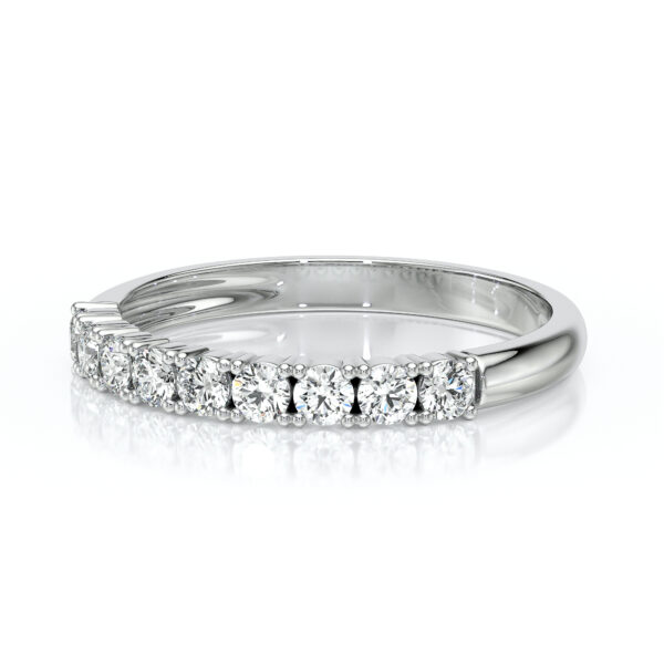 Bague en or blanc avec un design élégant, ornée de plusieurs diamants ronds scintillants, idéale pour une promesse ou un cadeau spécial. Ce modèle avec diamants est parfait pour les occasions romantiques, mettant en avant la finesse artisanale et la brillance des pierres précieuses.