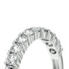 Bague en diamant élégante avec plusieurs pierres précieuses disposées en ligne sur un anneau en métal argenté, parfait pour une proposition ou une célébration spéciale, modèle unique et raffiné, idéal pour les fiançailles ou l'anniversaire, offrant une brillance exceptionnelle et un design intemporel.