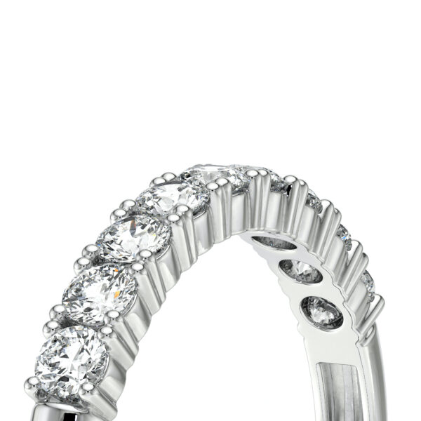 Bague en diamant élégante avec plusieurs pierres précieuses disposées en ligne sur un anneau en métal argenté, parfait pour une proposition ou une célébration spéciale, modèle unique et raffiné, idéal pour les fiançailles ou l'anniversaire, offrant une brillance exceptionnelle et un design intemporel.