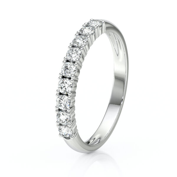 Bague en or blanc ornée de diamants scintillants, design élégant avec une rangée de pierres précieuses, parfaite pour une occasion spéciale comme un engagement ou un anniversaire.