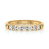 Bague en or jaune ornée de diamants ronds, composée de plusieurs pierres précieuses serties, offrant un éclat brillant et un style élégant. Parfaite comme bague de fiançailles ou alliance, elle combine luxe et sophistication, idéal pour toutes les occasions spéciales.