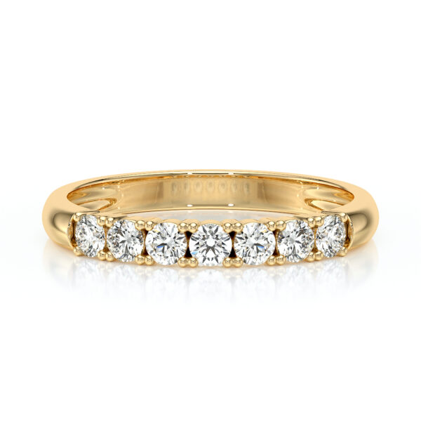 Bague en or jaune ornée de diamants ronds, composée de plusieurs pierres précieuses serties, offrant un éclat brillant et un style élégant. Parfaite comme bague de fiançailles ou alliance, elle combine luxe et sophistication, idéal pour toutes les occasions spéciales.
