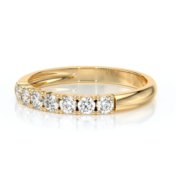 Bague en or jaune avec des diamants brillants, parfait pour des occasions spéciales ou comme bague de fiançailles. Ce modèle élégant met en valeur un alignement de diamants ronds, apportant sophistication et éclat appréciés par les amateurs de bijoux raffinés.