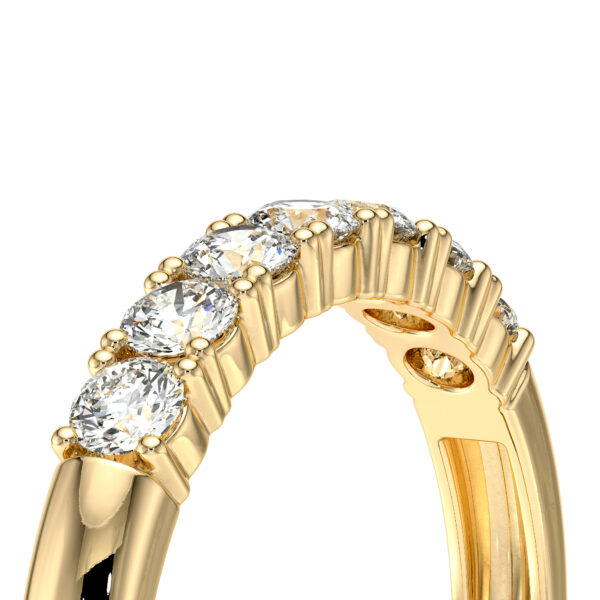 Bague en or jaune ornée de plusieurs diamants brillants, affichant un design élégant avec des pierres serties en halo. Idéale pour une demande en mariage ou comme bijou de luxe, cette bague combine le glamour et l'intemporalité, mettant en valeur chaque diamant de manière spectaculaire.