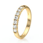Bague en or jaune ornée de diamants brillants, présentant une série de pierres précieuses montées sur une monture délicate. Idéale pour une proposition ou une occasion spéciale, cette bague allie élégance et sophistication. Parfaite pour les amateurs de bijoux. Modèle + diamant.