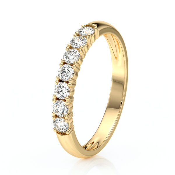 Bague en or jaune ornée de diamants brillants, présentant une série de pierres précieuses montées sur une monture délicate. Idéale pour une proposition ou une occasion spéciale, cette bague allie élégance et sophistication. Parfaite pour les amateurs de bijoux. Modèle + diamant.