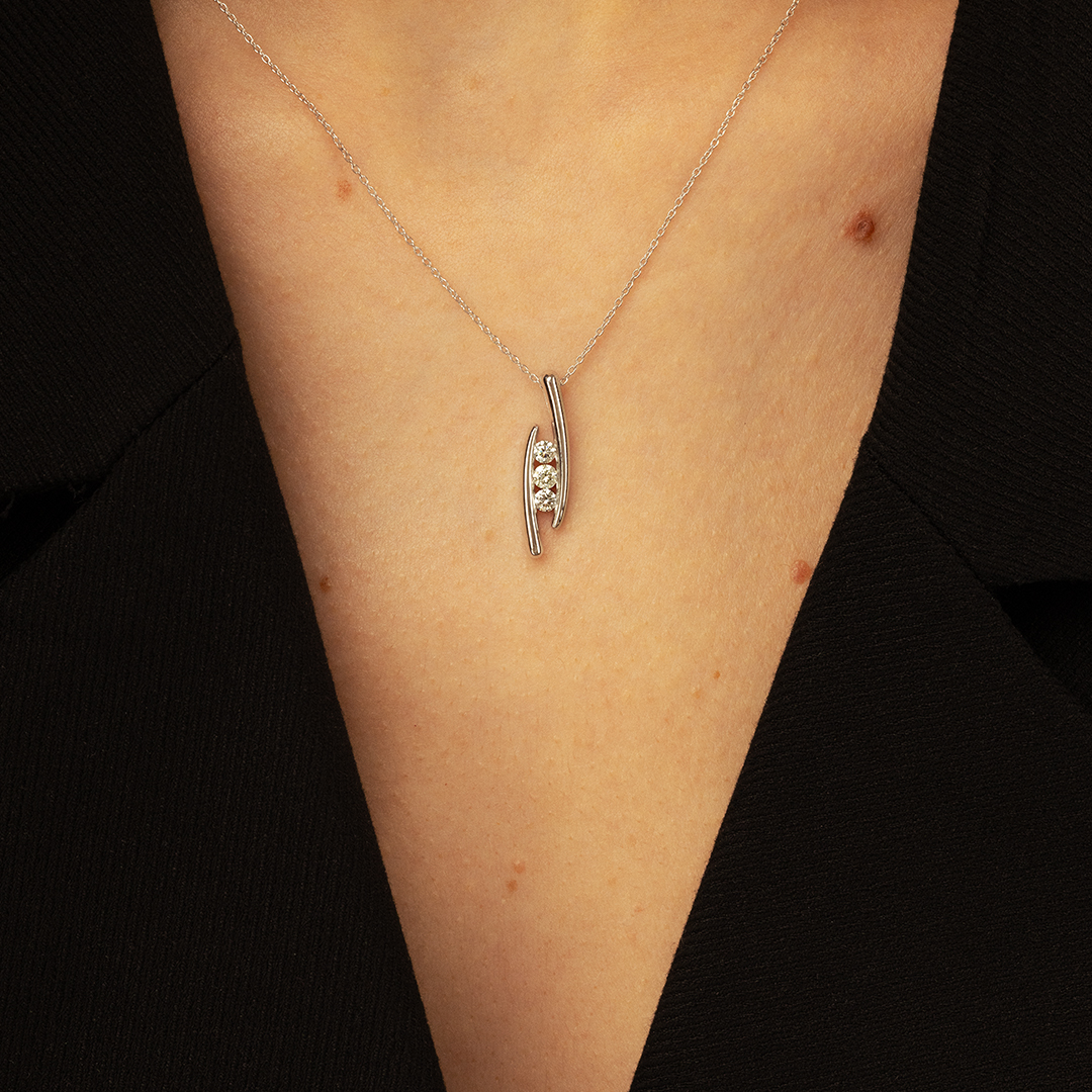 Collier moderne en argent et diamants, mettant en valeur un design élégant avec des lignes fluides et des pierres précieuses, porté par un modèle, idéal pour les occasions spéciales ou un usage quotidien, ajoutant une touche de sophistication à toute tenue.