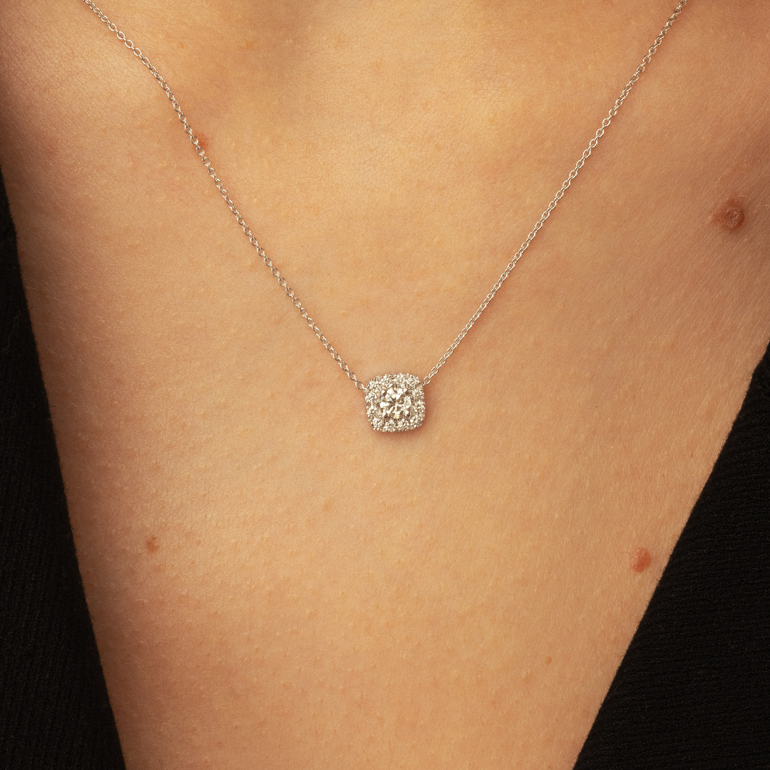 Collier en argent avec un pendentif en forme de diamant scintillant, mettant en valeur une silhouette élégante sur une peau douce. Idéal pour un look chic et raffiné, ce bijou s'adapte à toutes les occasions, ajoutant une touche de luxe à votre tenue.