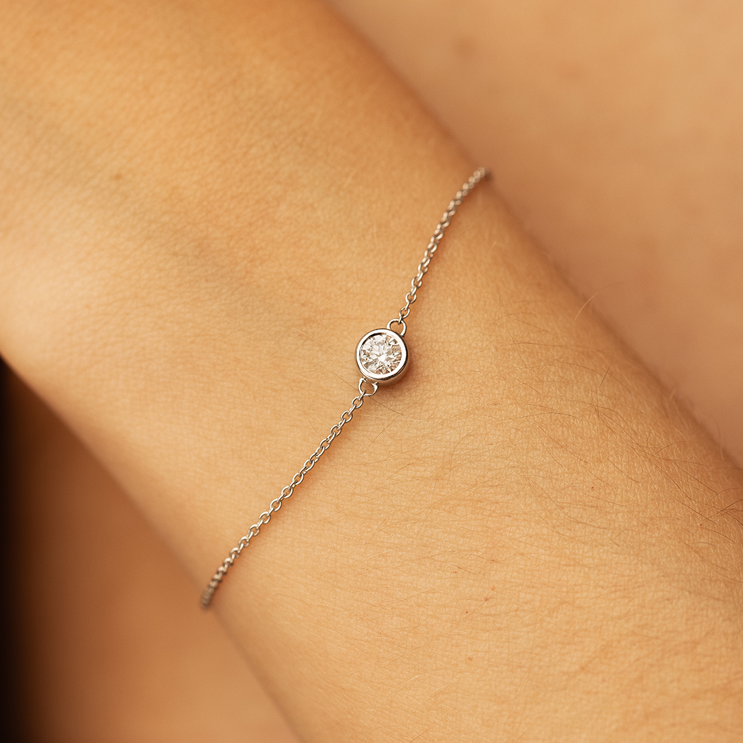 Bracelet élégant en argent avec un diamant en cercle serti, parfait pour ajouter une touche de brillance à vos tenues, idéal pour les occasions spéciales ou un usage quotidien. Modèle + diamant.